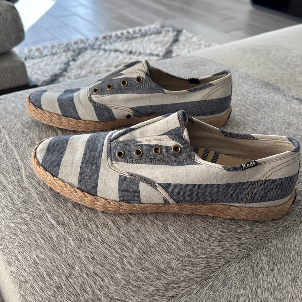 KEDS men’s 9.5 NWOT, fits like a 10, new never worn without box, very nice!